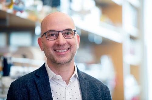 Jonathan Weissman stands smiling in a laboratory.