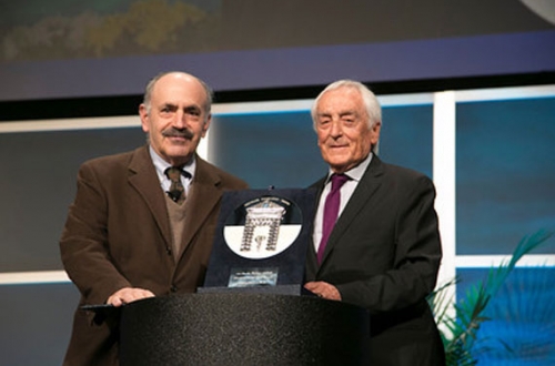 Robert Weinberg received his award from Dr. Giuseppe Bernardi